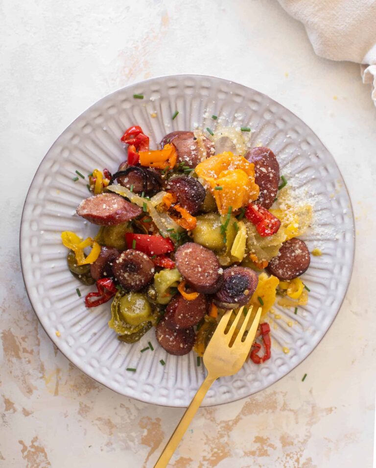 Tortellini aux saucisses fumées et aux légumes sur plaque