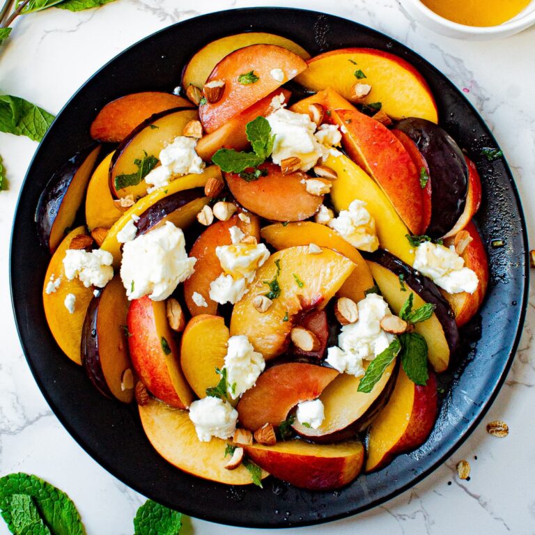 Salade de fruits à noyau au fromage de chèvre