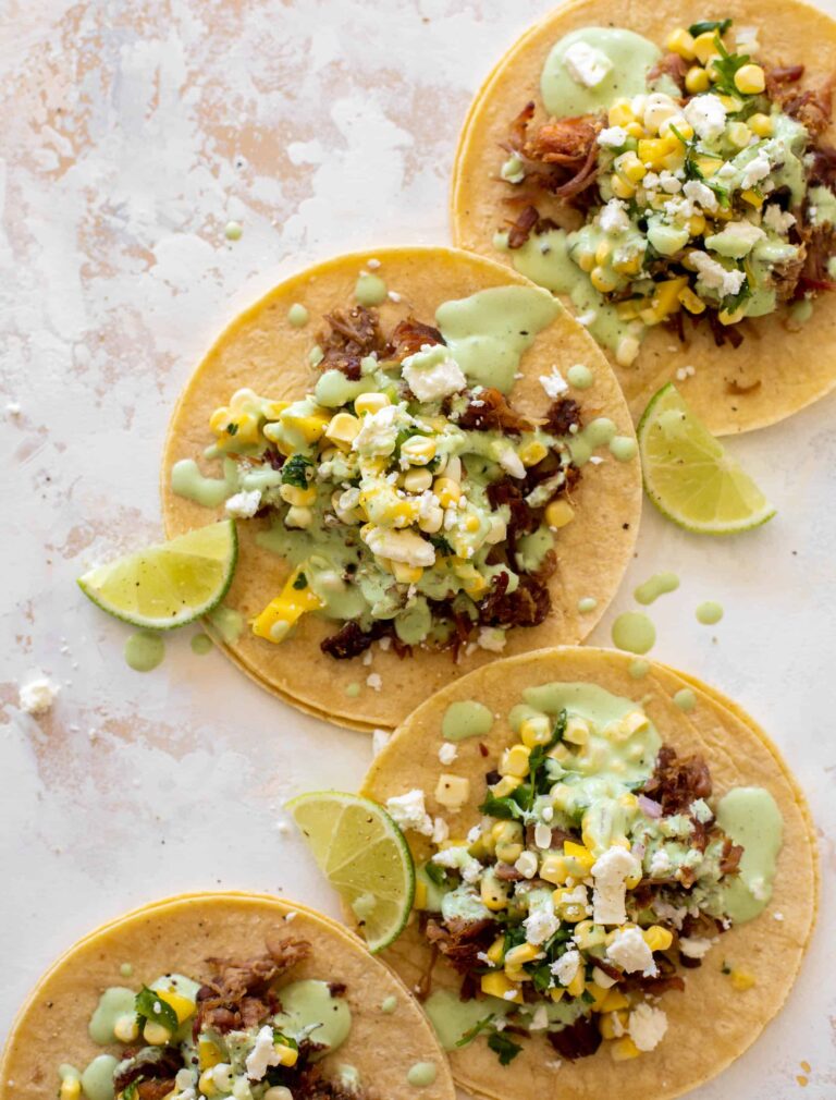 Tacos carnitas d’été avec salsa de maïs et crème au jalapeño