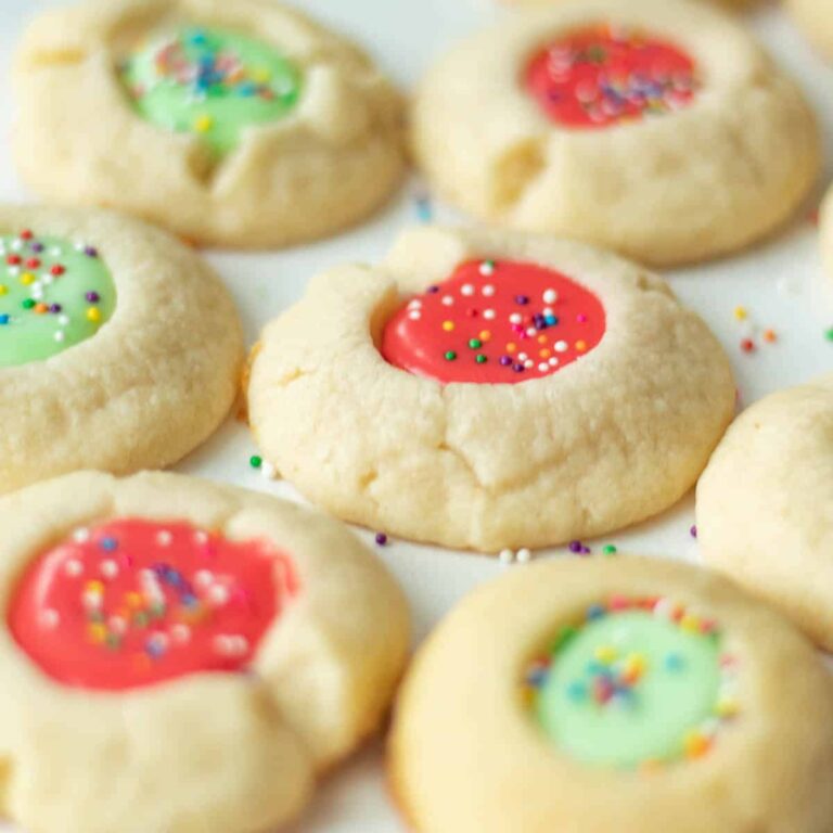 Biscuits à empreintes digitales avec glaçage et noix / pépites