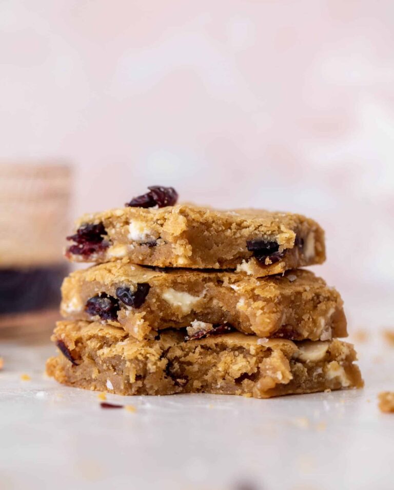 Barres de biscuits au chocolat blanc et aux canneberges