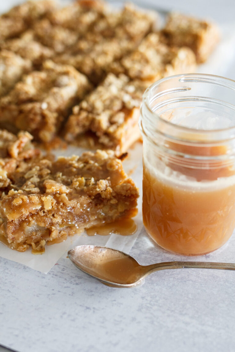 Meilleures barres de tarte aux pommes avec sauce au caramel salé