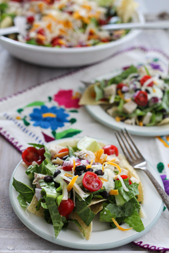 Salade de tacos au poulet et aux haricots noirs rapide et facile