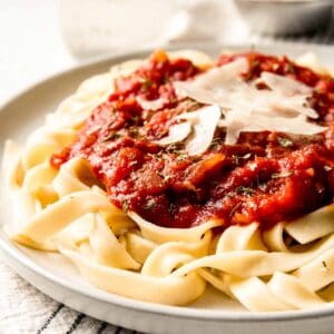 Sauce à spaghetti sans gluten : sans viande, tomates en conserve