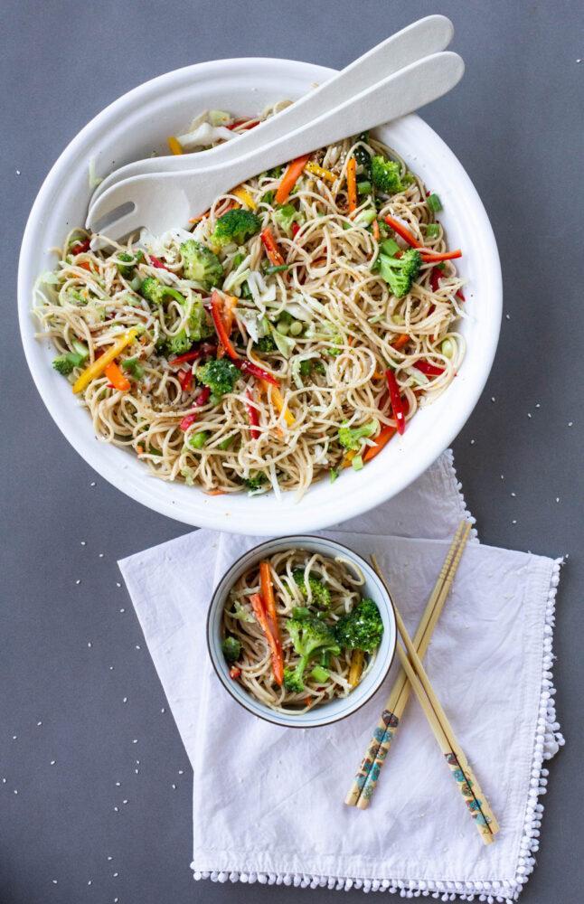 Salade ramen avec vinaigrette asiatique