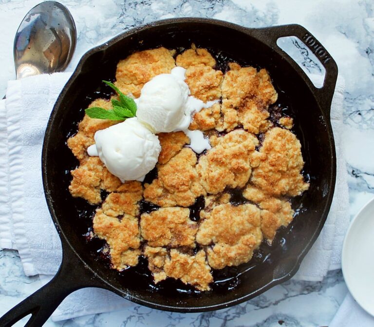 Cobbler aux bleuets et au sucre fumé à la poêle