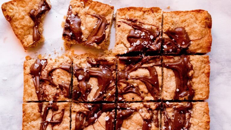 Barres de biscuits à l’avoine avec tourbillon de beurre noisette et de Nutella