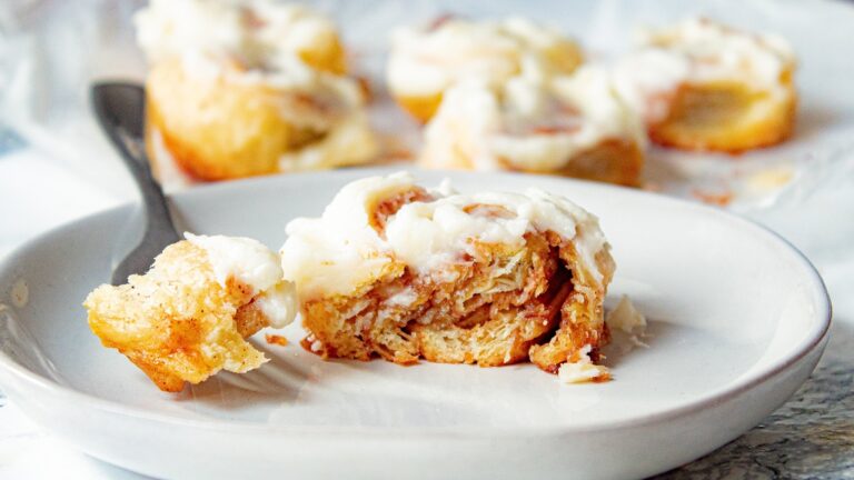 Rouleaux de pâte feuilletée à la cannelle avec glaçage au fromage à la crème