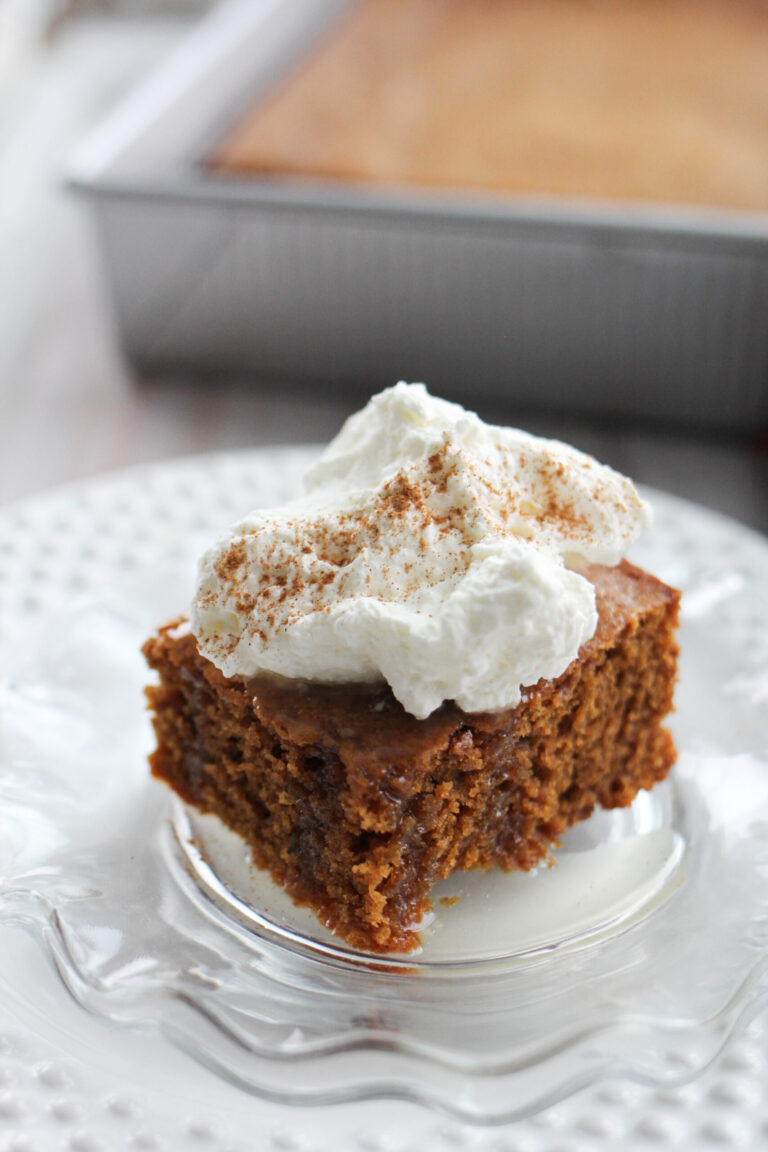 Gâteau au gingembre avec sauce au citron