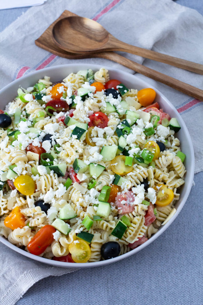 Salade de pâtes grecque facile avec vinaigrette maison