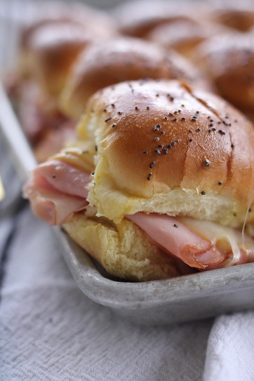 Sliders faciles au jambon et au fromage avec garniture aux graines de pavot