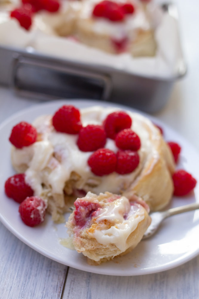 Brioches à la cannelle, fromage à la crème et framboises