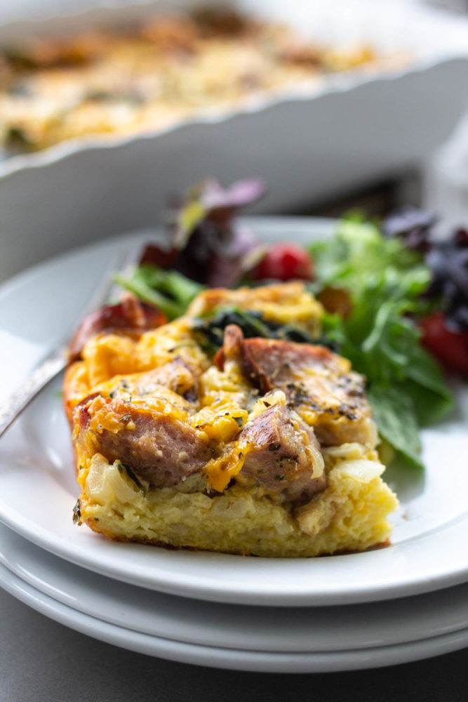 Plat de petit-déjeuner au poulet et aux pommes et aux saucisses