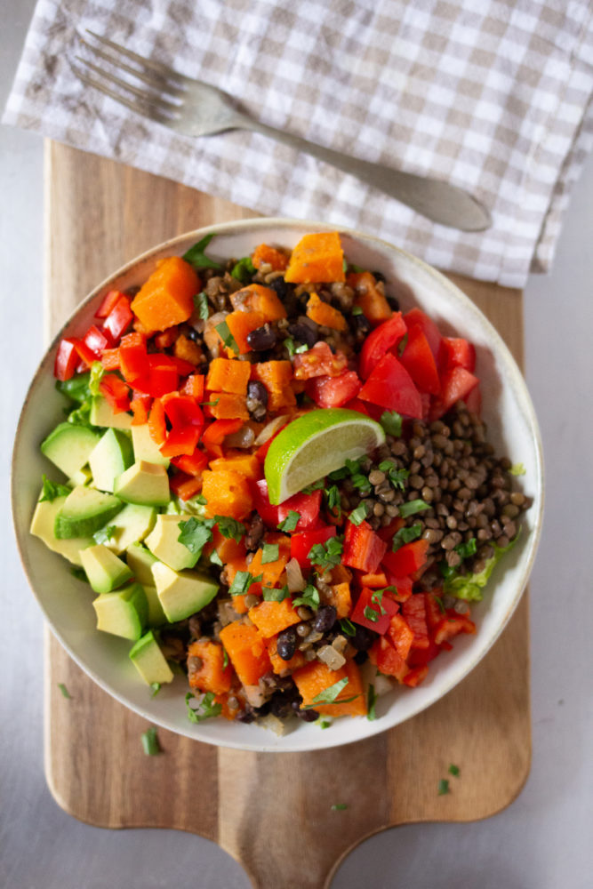 Bols de tacos aux patates douces, lentilles et haricots noirs