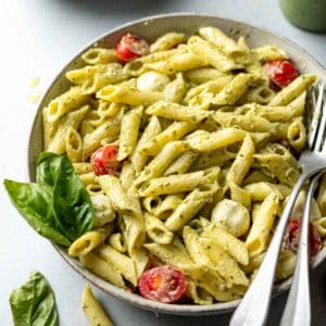 Pâtes à la sauce crémeuse au pesto : recette facile en 20 minutes !
