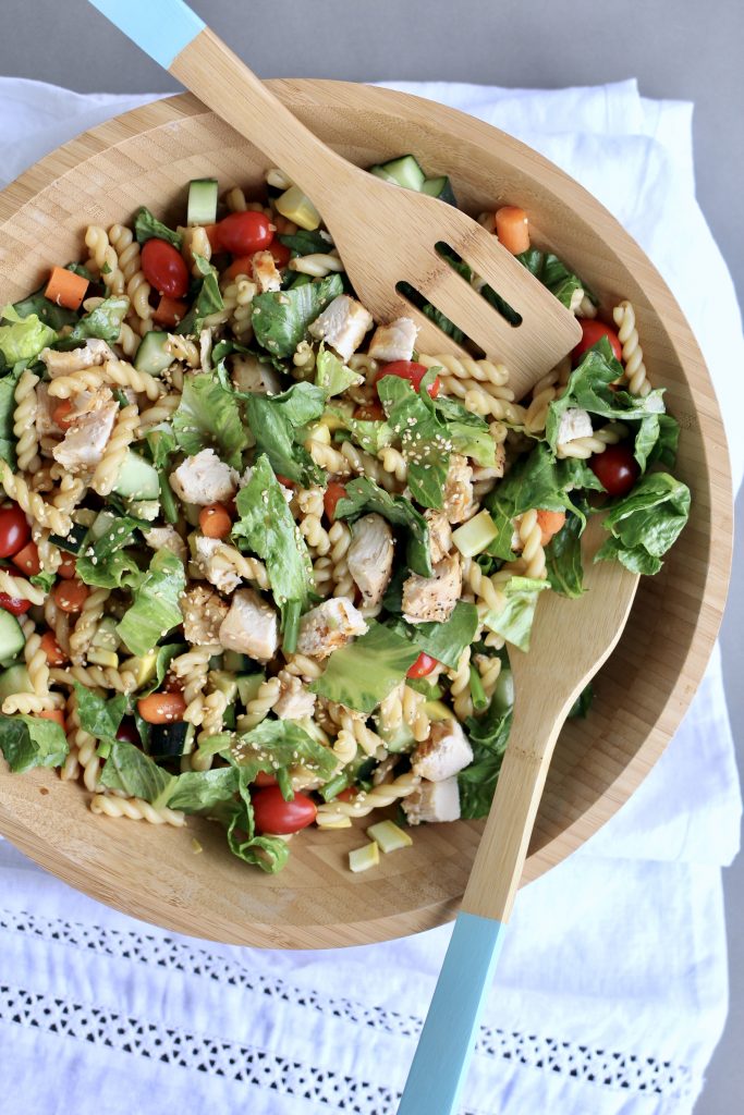 Salade de pâtes au poulet teriyaki mariné et aux légumes