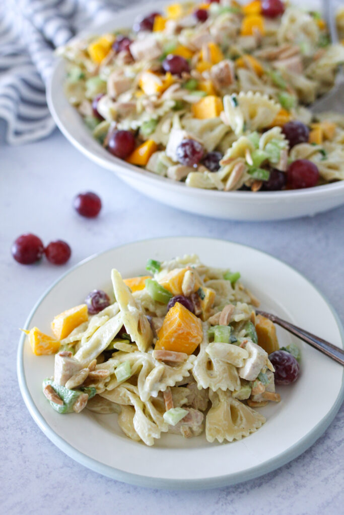 Salade de pâtes au poulet et à la mangue avec vinaigrette à l’estragon et au citron vert