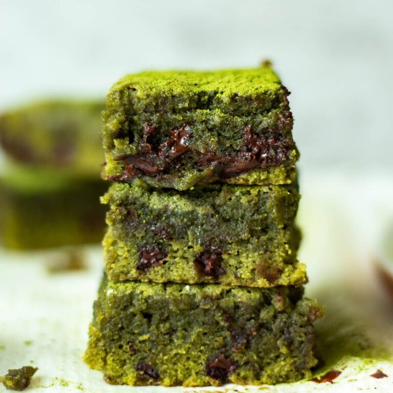 Brownies au matcha et aux morceaux de chocolat noir