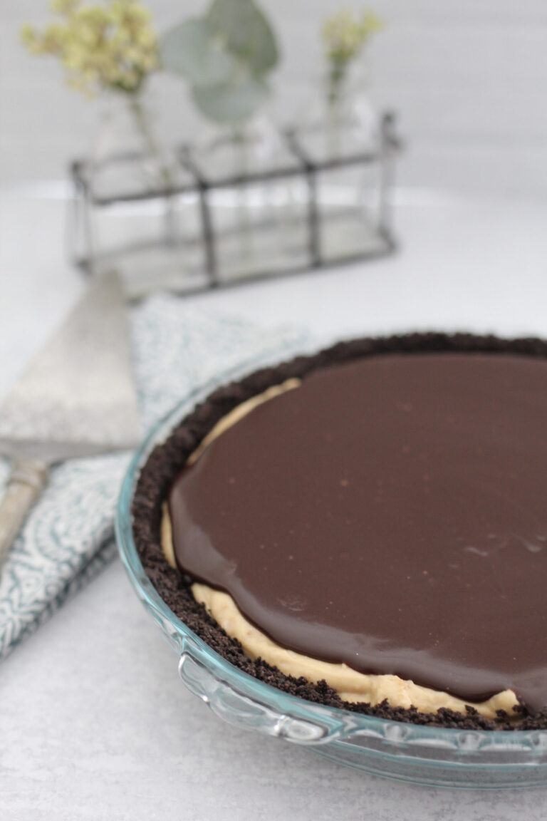 Tarte au beurre d’arachide avec garniture de fudge maison