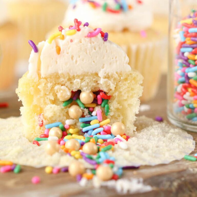 Saupoudrer des cupcakes de piñata remplis | Sissom simplement
