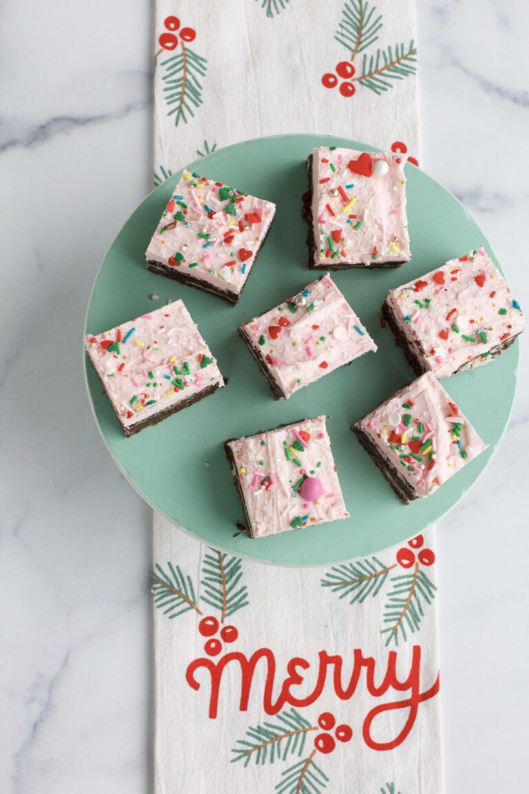 Brownies de Noël rose à la menthe poivrée avec glaçage au chocolat blanc