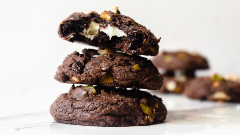Brownie mélange des biscuits avec des morceaux de chocolat blanc