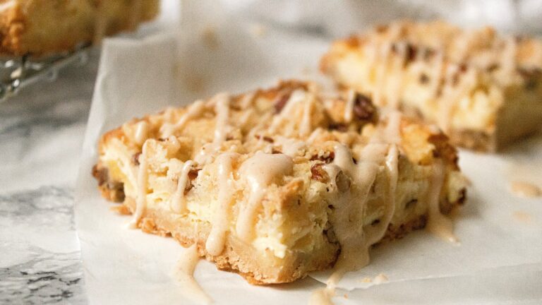 Barres à l’ananas avec du fromage à la crème et de la bruine de noix de coco