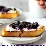 Toast aux myrtilles avec ricotta fouettée