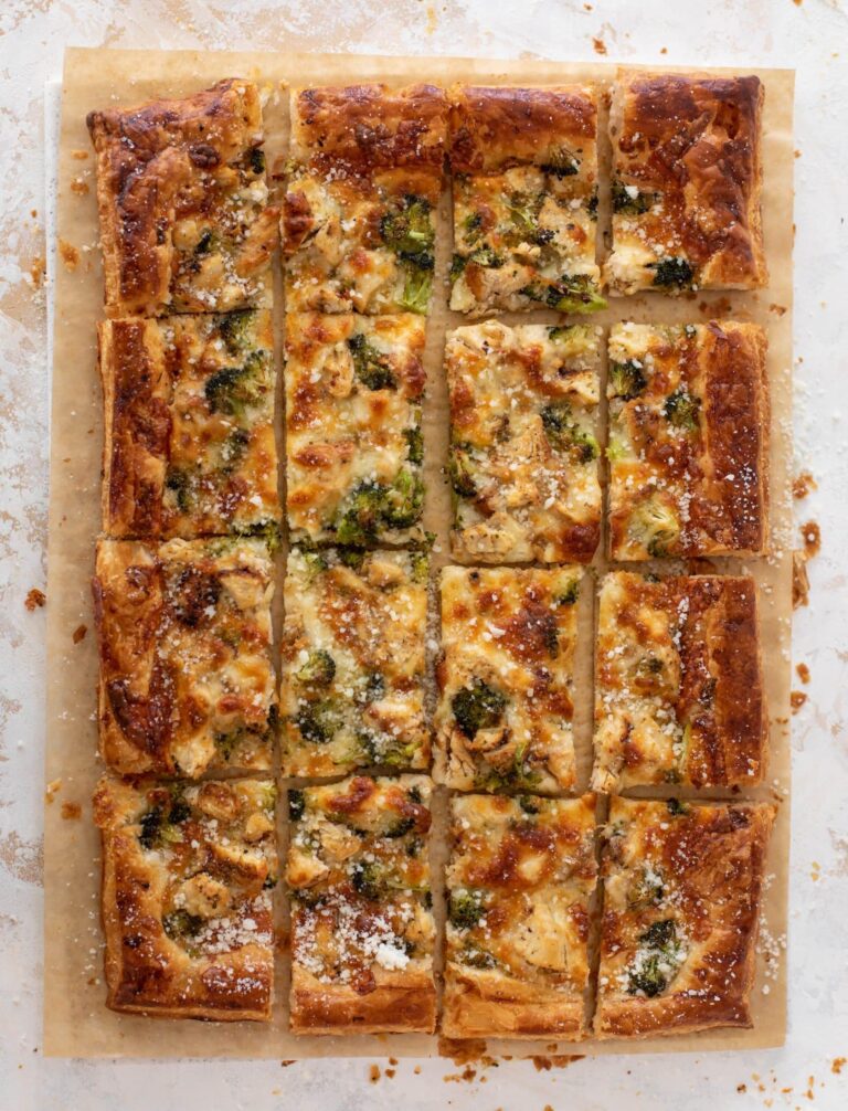 Pizza au brocoli de poulet grillé sur pâte feuilletée