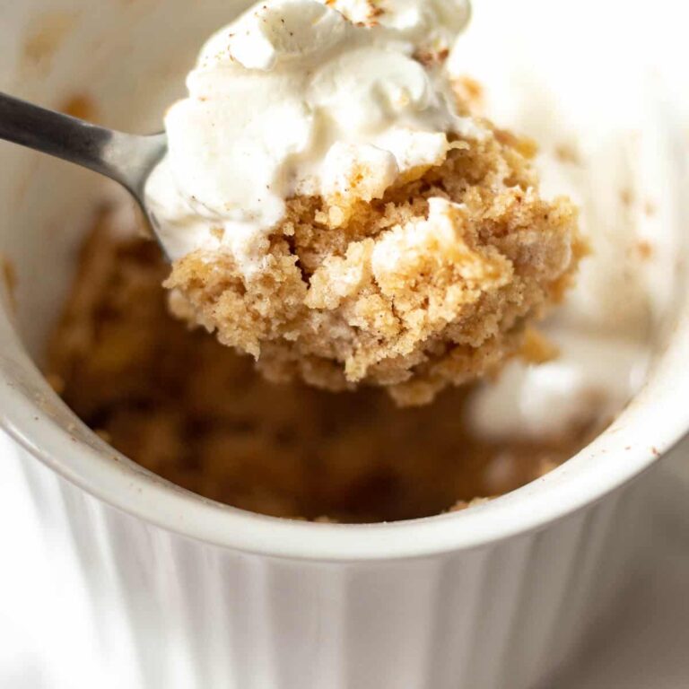 Gâteau de tasse de pomme – Pas d’oeuf, gâterie à service unique!