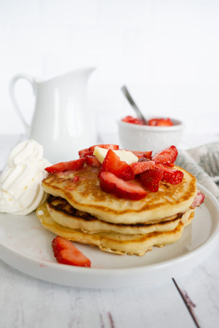 Crêpes de babeurre aux fraises avec du sirop de fraise frais