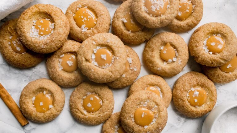 Biscuits à l’empreinte du caramel salé avec du sucre à la cannelle