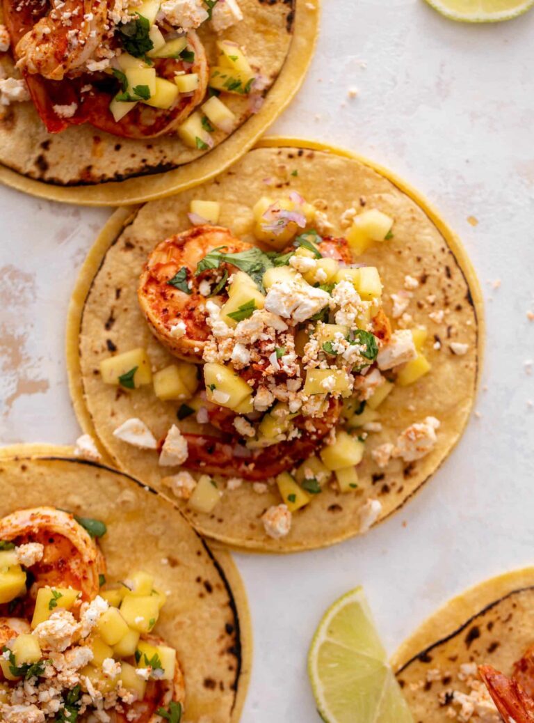 Tacos de crevettes au chili au chili avec la salsa de la mangue