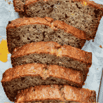 Pain de banane à l’ananas avec du beurre brun et des pacanes