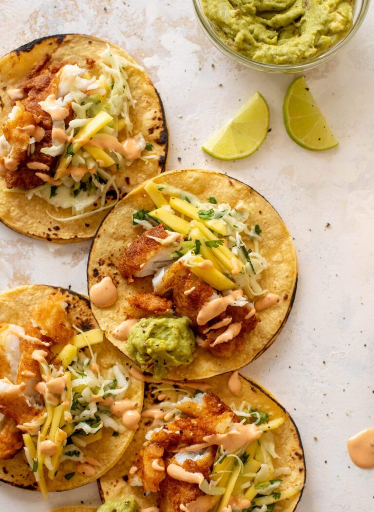 Tacos de poisson battu à bière avec salade de mangue et crème chipotle