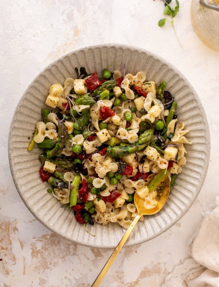 Pâtes salade hachée avec vinaigrette de tomate séchée au soleil
