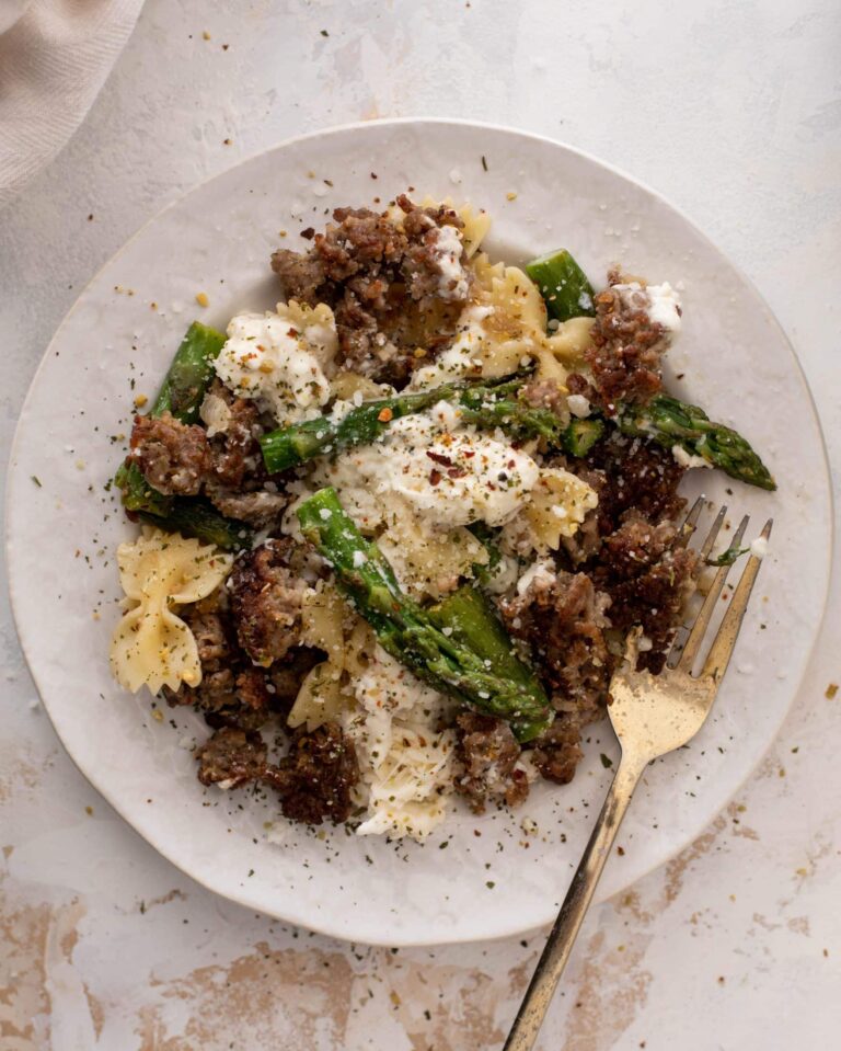 Pâtes d’asperge de saucisse avec burrata